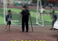 奔驰在操场倒车险些撞到小学生 为何保安会被骂