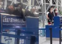 大雾致航班取消 乘客骂哭机场员工