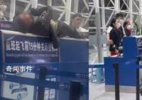 女子因快误机要求出租车开进迪士尼 指责员工不近人情