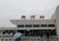 网友称火车站雨天不让提前进候车室 这样的做法有些不尽人意