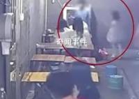 女孩撞翻麻辣烫被烫伤家长索赔400 当事男子：不同意承担