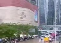 深圳商场积水严重街上有车被淹 并无人员伤亡