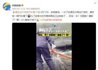 女子景区坐竹筏漂流被汽车撞了 司机向船工赔偿了500元的竹筏修复费用