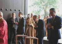 李嘉诚现身礼佛获围观 身影佝偻走路驼背