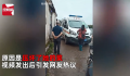 救护车压坏菜 女摊主拦车不让走