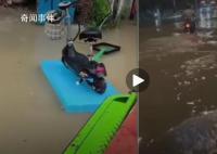 苏州多地内涝 居民家中成水帘洞