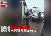 救护车压坏菜 女摊主拦车不让走