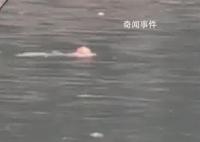 男子跳河轻生后悔漂浮河面等救援 幸得消防及时救起