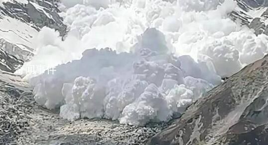 游客新疆旅游拍下雪崩全过程 场面非常壮观和惊险