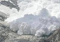 游客新疆旅游拍下雪崩全过程 场面非常壮观和惊险
