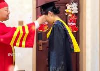 校长上门给患病学生拨穗 老师：希望她早日康复