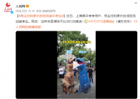 班主任和家长扮恐龙接中考生 网友：这样会显得孩子比你们沉稳诶