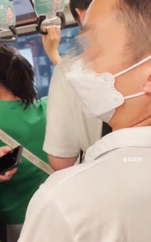 成都一女子乘地铁遇“咸猪手”