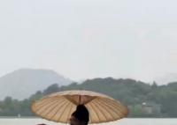 西湖边上卖花郎走红 怎么还戴了眼镜