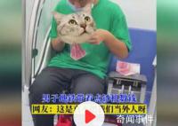 男子地铁上数钱还带着点钞机 熟练地飞速数钱