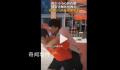 180斤男生摔伤腿体育老师背其去中考 人们纷纷称赞