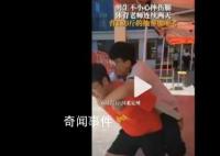 180斤男生摔伤腿体育老师背其去中考 人们纷纷称赞