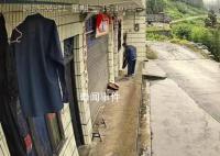 男子躲雨后将屋主晒的菜踢到雨中 真是坏到骨子里了