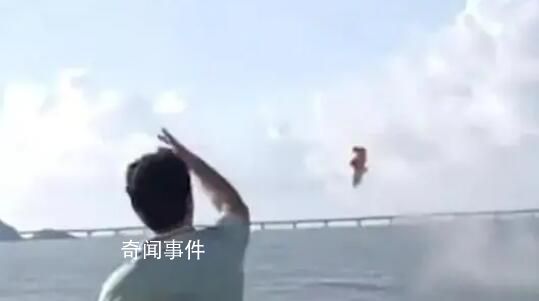3人往海里扔100多个粽子 拍摄者表示不知道这是什么习俗头回见