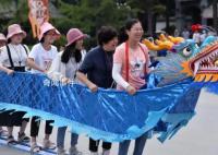 新疆举办旱地划龙舟比赛 吸引了大批游客前来观赛
