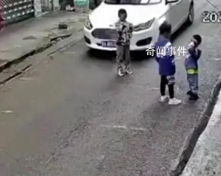 司机撞倒小孩后两次碾压 