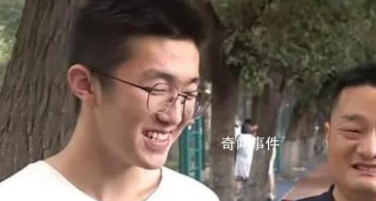 690分学霸采访中接到清华电话 父子二人瞬间笑成一朵花