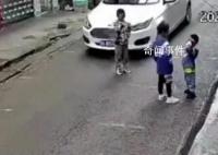 司机撞倒小孩后两次碾压 