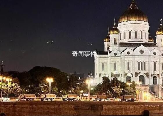 外媒:莫斯科街头出现俄装甲运兵车