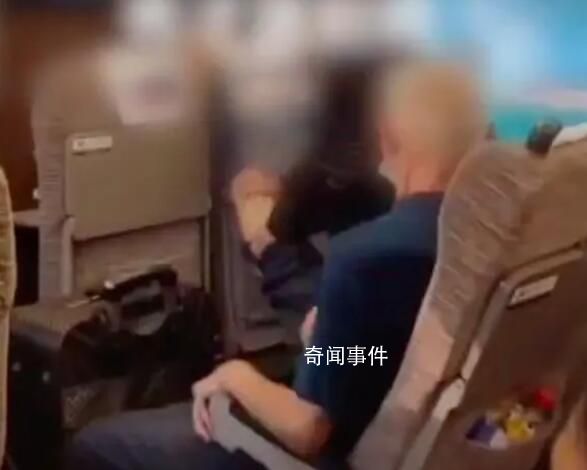 12306回应老人踹前排座椅 1分钟踢7脚