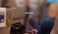 男子高铁调座椅后排老人大力踢回 12306：老人肯定不对