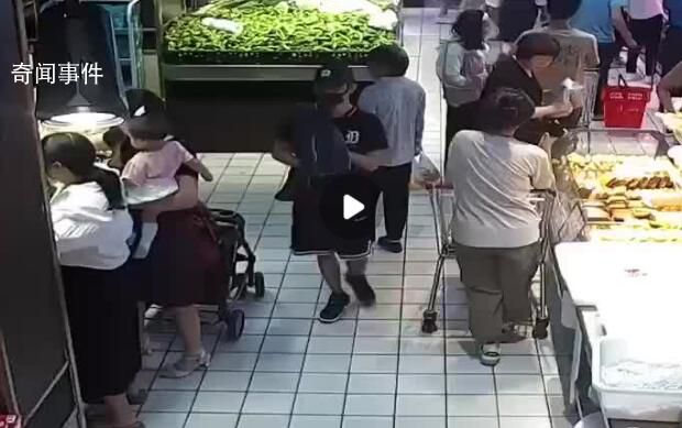 幼儿戴金手镯遭小偷尾随3秒偷走 提醒广大家长注意