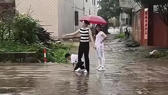 9岁男孩跪地向新郎爸爸要出生证明 这一幕让人心痛不已