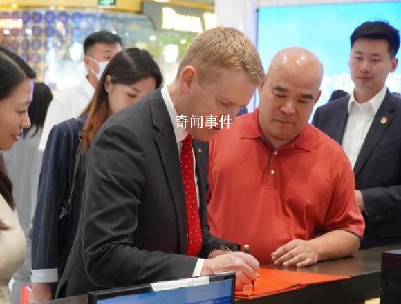 新西兰总理在北京逛街买了啥 为一对儿女买了熊猫玩偶和中式童装
