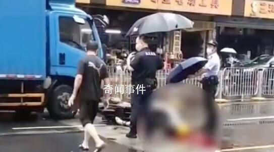 深圳外卖员被雨棚扎颈身亡 现场流了很多血