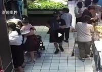 幼儿戴金手镯遭小偷尾随3秒偷走 提醒广大家长注意