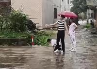 9岁男孩跪地向新郎爸爸要出生证明 这一幕让人心痛不已