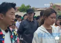 杨迪工作人员开道被怼 吸引了众多人们的围观
