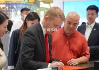 新西兰总理在北京逛街买了啥 为一对儿女买了熊猫玩偶和中式童装