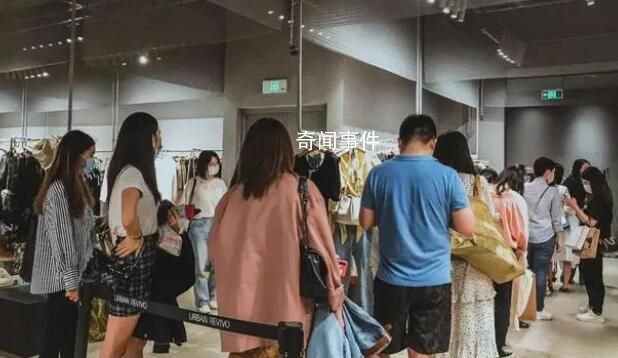 女生试衣遭陌生男性拉帘暴露下身 门店已经对员工进行了教育