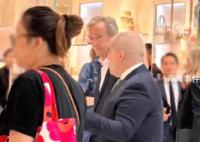LV总裁带儿女现身北京巡店 视察了主要商圈的门店