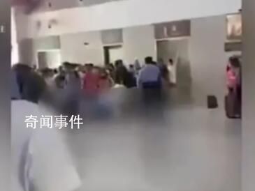 男子高铁站持刀刺2人致1死 警方：已到现场处置
