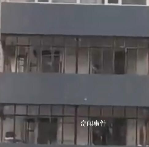 黑龙江特大冰雹砸碎几乎整栋楼玻璃 当地保险公司的电话也被打爆了