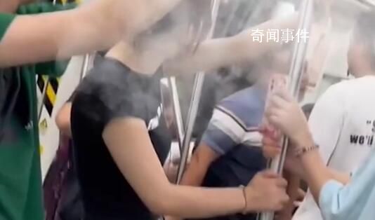 男子带娃乘车被挤强坐女乘客腿上 周围乘客看到后纷纷劝阻