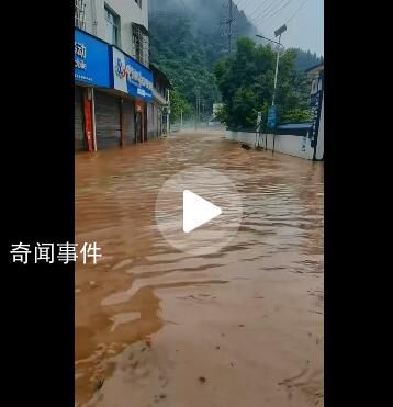 湖南遇特大暴雨:市民街头抱团互救
