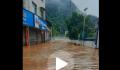 湖南遇特大暴雨:市民街头抱团互救