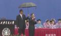 高校校长雨中致辞这一幕火了 大胆地前行就像今天这场风雨一样来吧