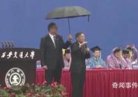 高校校长雨中致辞这一幕火了 大胆地前行就像今天这场风雨一样来吧