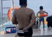 水上乐园回应男子拿菜刀站泳池边 视频系游客摆拍已报警处理