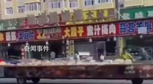 男子开着“小吃街”出摊 他去哪儿哪儿就是美食城