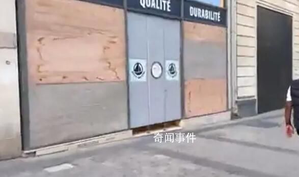 巴黎香榭丽舍大街商店加装挡板 此前有人在社交媒体呼吁抗议者在该地聚集